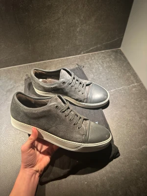 Gråa sneakers från Lanvin i mocka och skinn - Hejsan! Jag säljer nu dessa riktigt feta skor ifrån lanvin! Dem är i extremt bra skick! Dem är i storlek uk 8” vilket motsvarar ungefär 42! Dust bag nedkommer vid köp! Hör av er om ni har frågor!😊