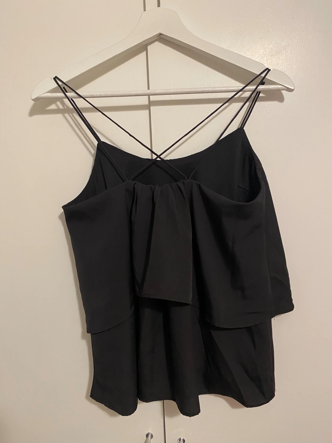 Svart linnetopp med tunna axelband - 2