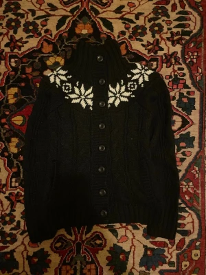 Stickad kofta - Tja, säljer nu en stickad kofta för endast 449. Priset är ej hugget i sten och skriv i dm vid frågor eller funderingar! 🙌