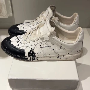 Maison margiela gats - Säljer dessa fina margiela gats i storlek 42. Skorna är använda men i fantastiskt skick. Skriv för minsta fråga eller fundering!