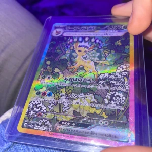 リーフィアex (Leafeon ex) - Supercool japanskt Pokémonkort med Leafeon ex i färgsprakande holografisk design! Perfekt för samlare och fans av Pokémon. Kortet är i skyddande plastfodral och har unika illustrationer som sticker ut i samlingen.