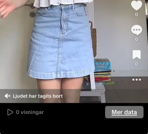 Ljusblå jeanskjol från Pieces - Säljer en ljusblå jeanskjol från Pieces med klassisk femficksdesign, knapp och dragkedja framtill. Kjolen har en A-linjeformad siluett och är i kort modell. Perfekt att matcha med sneakers eller boots för en chill look.