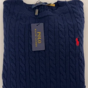 Ralph lauren stickad tröja mörkblå M - Helt ny, var lite liten för mig tyvärr så därav säljer jag den