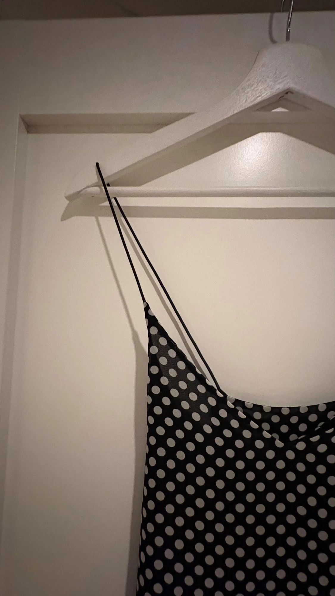 Svart prickig topp med tunna band - 1