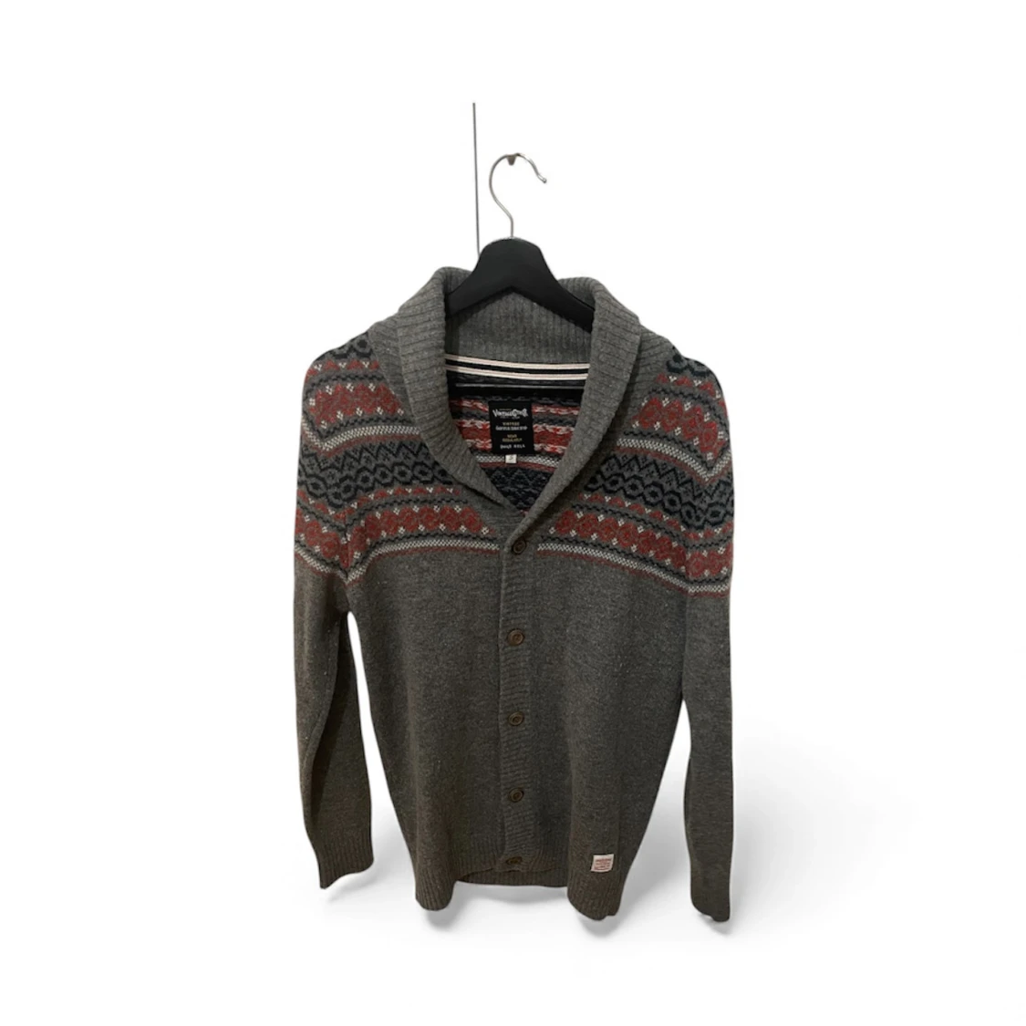 Grå kofta med mönster