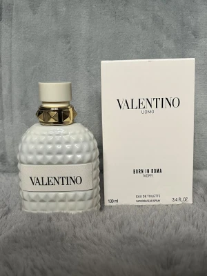 Valentino Born in Roma Ivory Uomo - Helt ny, oanvänd då jag råka köpa två. Perfekt stilren och modern parfym från Valentino, Born in Roma Ivory. Eau de toilette, 100 ml. Perfekt julklapp till bror, pojkvän, pappa osv. Eller unna dig själv med tanken på priset! Förpackas ordentligt med plast i en box. Kan gå ner i pris vid snabb affär 