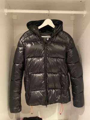 Save the duck jacka - Säljer denna save the duck jacka, riktigt snygg och håller värme riktigt bra