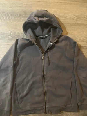 Sail Racing Hoodie  - Tjena säljer denna tröja den inte passar mig längre! Storlek på tröjan är 170 cm. Tröjan är riktigt skön och snygg och är perfekt till sin outfit! Tröjan har knappt några defekter, ingenting som syns. Vid funderingar och frågor är det bara att höra av sig!