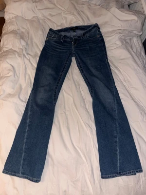 True Religion Joey Low Rise Flare Jeans - ‼️ pris går att diskutera vid snabb affär ‼️   Supersnygga lowwaist bootcut true religion jeans som är använda få gånger på grund av att dom är för korta! Nypris 1299 kr                                                                                   Har även lagt upp på Vinted om man föredrar det! Användarnamn finns i bio 
