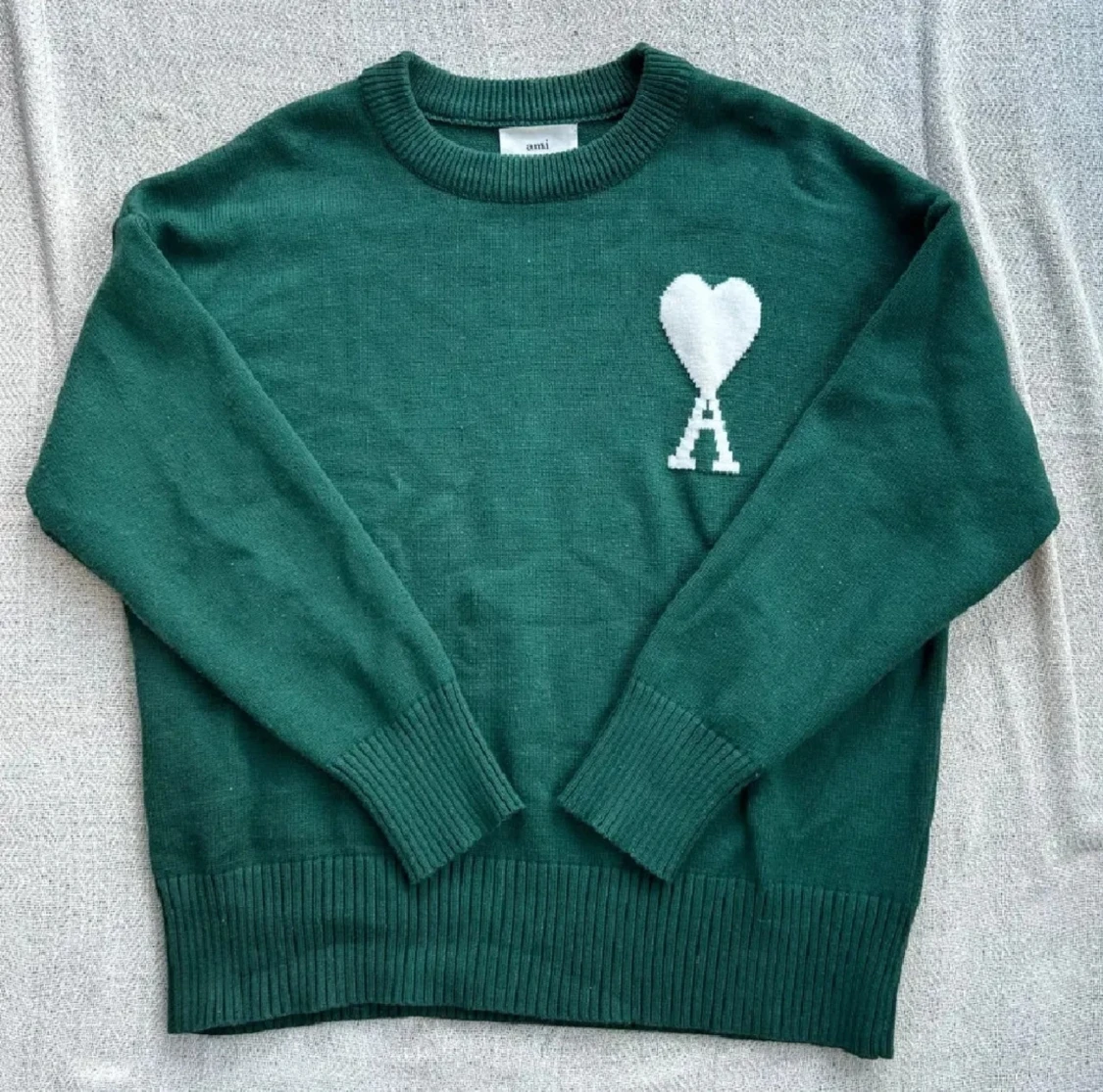 Grön stickad tröja från Ami