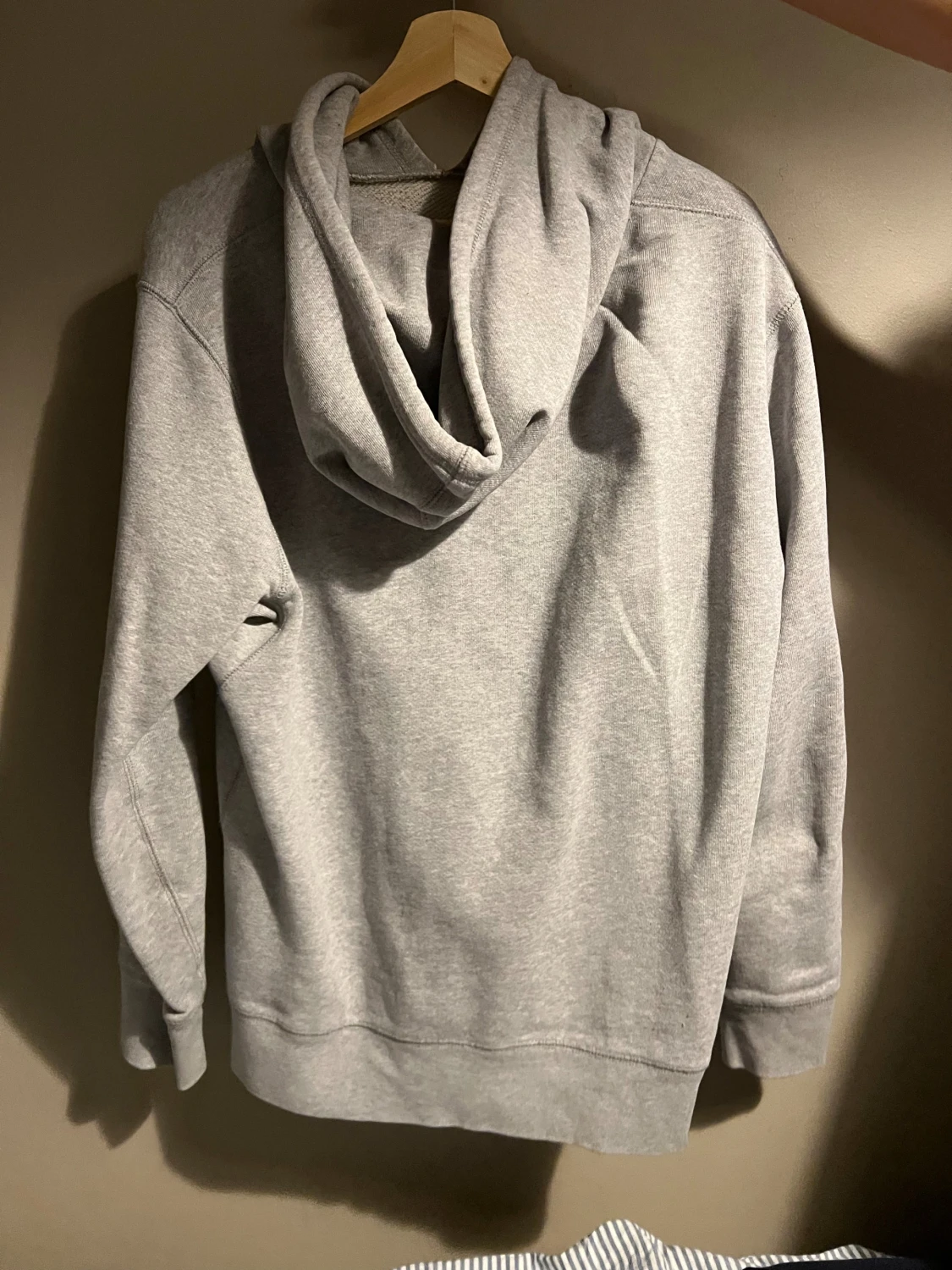 Grå hoodie från Levi's med huva - 2