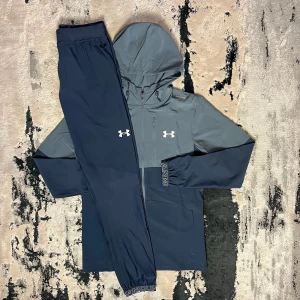 UNDER ARMOUR - VANISH LAPIS BLUE TRACKSUIT - Under Armour – Vanish Lapis Blue Tracksuit • Jacka och byxa i matchande färg • Storlekar från XS till 2XL • Går också få den på sneaks,se