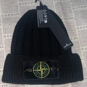 Stone Island vintermössa  - Splitterny vintermössa från stone Island.         Finns i Göteborg. Onesize / Unisex 