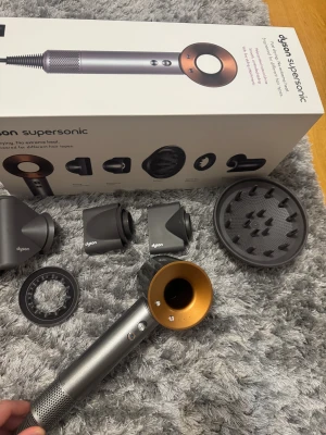 Dyson hårfön - Säljer nu min dyson hårfön då den inte använts längre. Det finns inga skador och alla tillbehöret tillkommer. Jag köpte den i Dysons egna affär i Polen och det finns självklart kvitto.