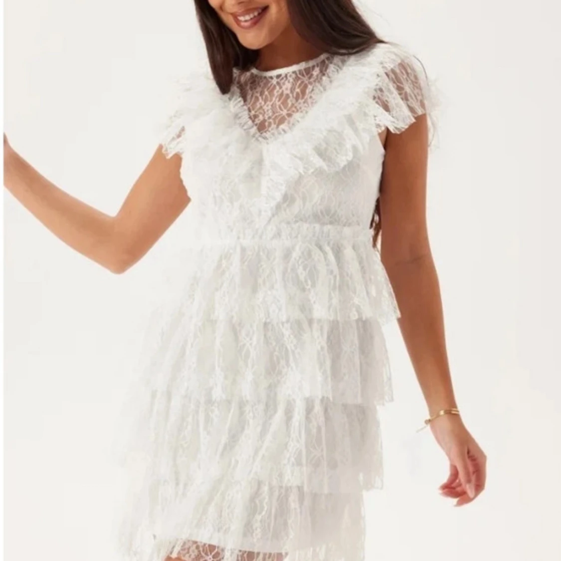 Vit spetsklänning med volanger