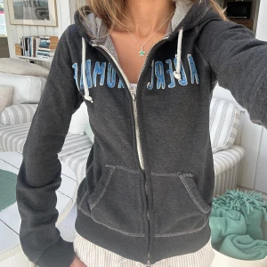 Abercrombie & fitch zip - En zip från Abercrombie & fitch i storlek S. Tröjan bedöms vara i mycket fint skick. Jag skickar ditt köp inom 24h. Se liknande zip i min profil! 