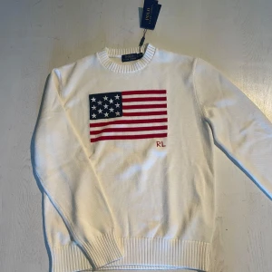 Ralph lauren sweatshirt - Säljer denna riktigt snygga och unika sweatshirt från Ralph lauren. Storlek S men sitter mycket mer som en M/L. Modellen är 189cm. Tveka inte på att höra av er vid frågor eller funderingar. OBS: INTE ORG1NAL