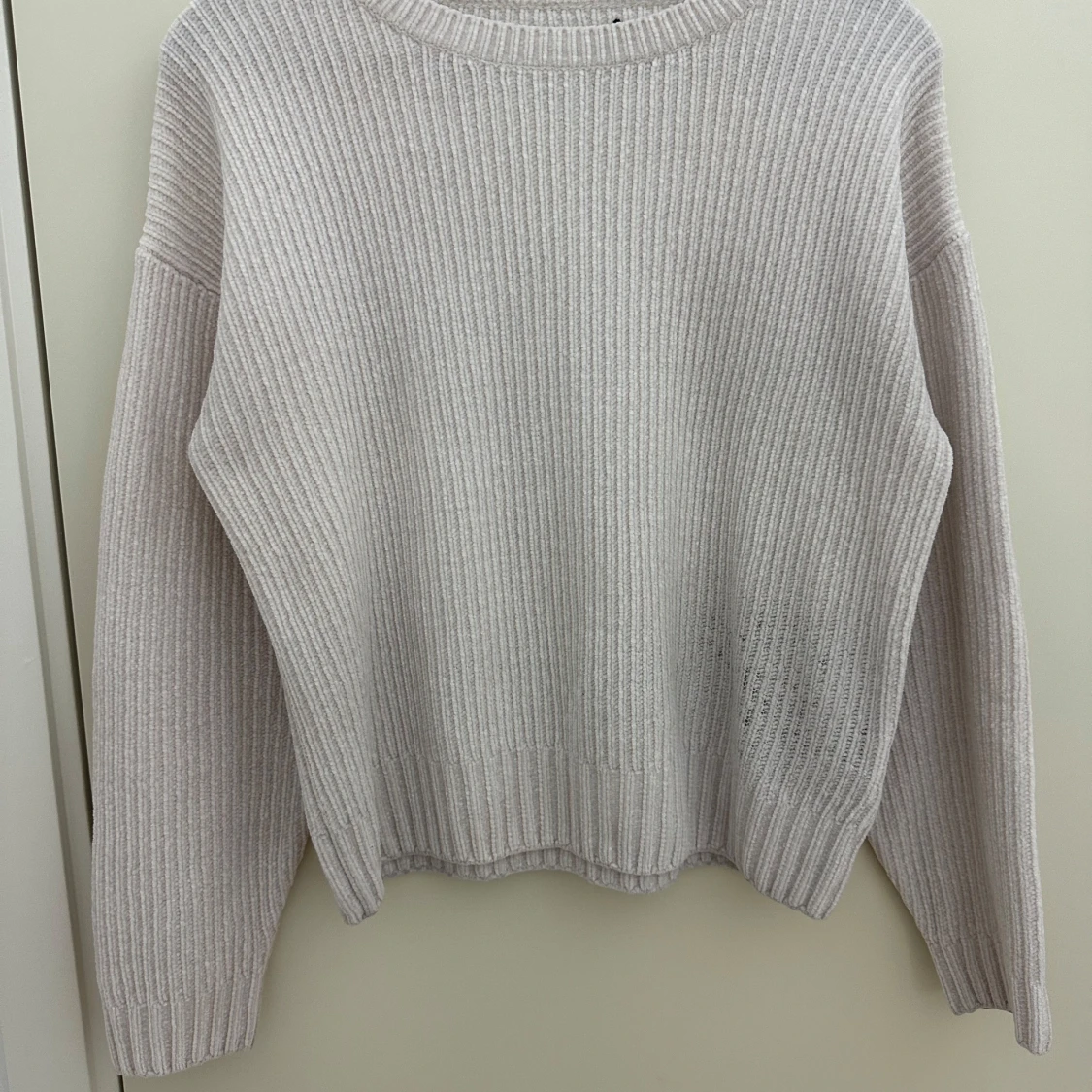 Vit ribbstickad tröja