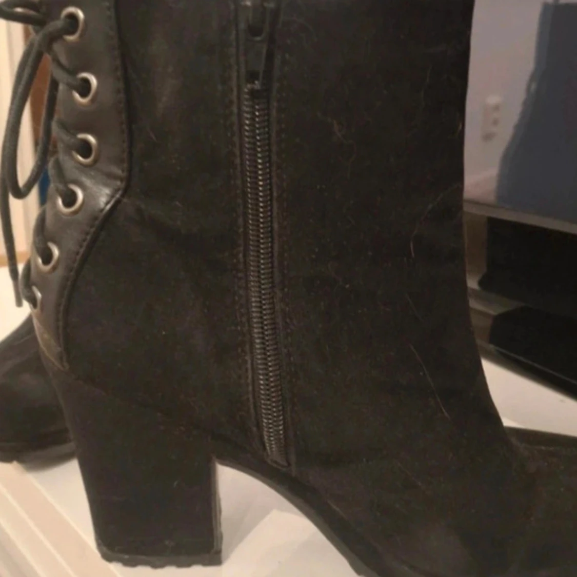 Svarta stövletter med snörning och klack - 1