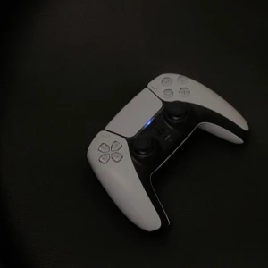PlayStation 5 DualSense Wireless Controller - Säljer en PlayStation 5 DualSense trådlös handkontroll i mycket fint skick. Responsiva knappar, adaptiva triggers och inbyggd mikrofon. Ingen synlig repa eller slitage, fungerar utmärkt till PS5 och PC. Perfekt för gamingupplevelse med haptisk feedback.