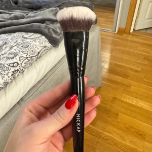 Hickap 401 Ergonomic Base sminkborste - Säljer en Hickap 401 Ergonomic Base sminkborste. Avsedd till foundation men funkar fint till bronser m.m. Jag har använt den under kort tid, därför säljer jag den nu. Nytvättat och fin❤️