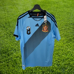 Xavi 8 Spanien 2012 - Säljer en oanvänd/nytt skick Spanien tröja. Det är bortatröjan från 2012 EM. Det är bara att höra av dig för mer information eller fler bilder :)