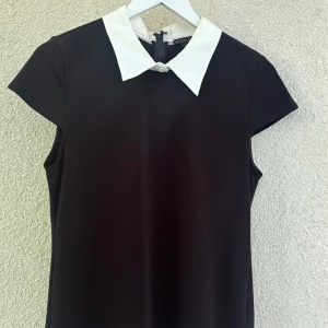 Svart blus/pike tröja med vit krage ifrån Alice + Olivia - Den är ganska gammal så den finns ej kvar på hemsidan men skulle tippa på att den har kostat ca 4000, 1399 kommer jag att lägga ut den för men det är bara att pruta på!!