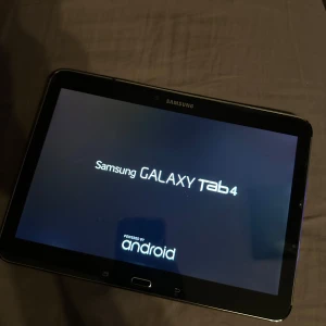 Samsung Galaxy Tab 4 10.1 - En sparsam använd Samsung Galaxy Tab 4 10.1 tum  16gb utrymme   Funkar precis som den ska, har alltid haft skärmskydd och skal, alla knappar och funktioner är total fungerande. Bra batteri, funkar utmärkt för surf, filmer och videos samtal wifi samtal osv. Kameran är i full funktion.  Kommer återställd och i nollställning