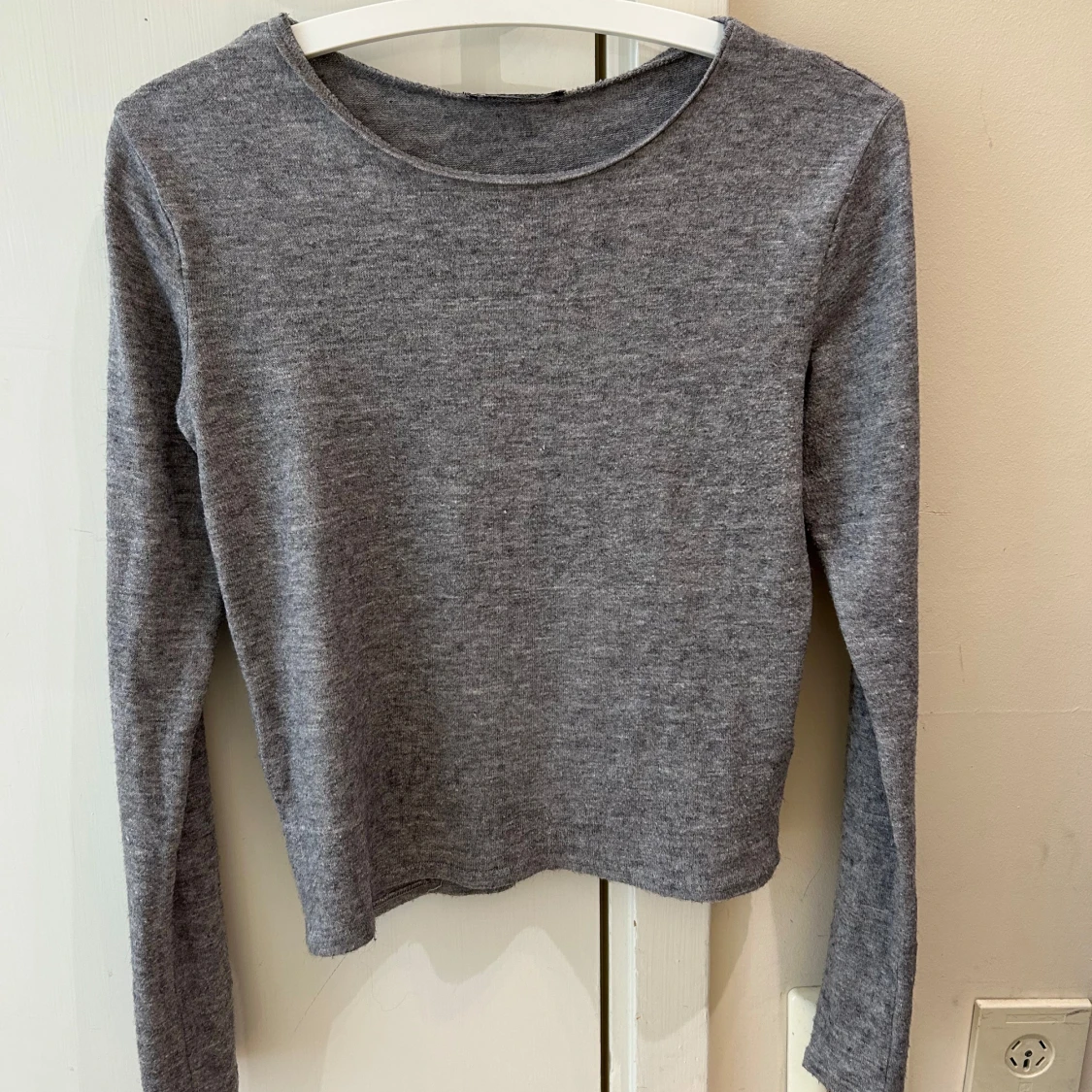 Grå långärmad stickad tröja