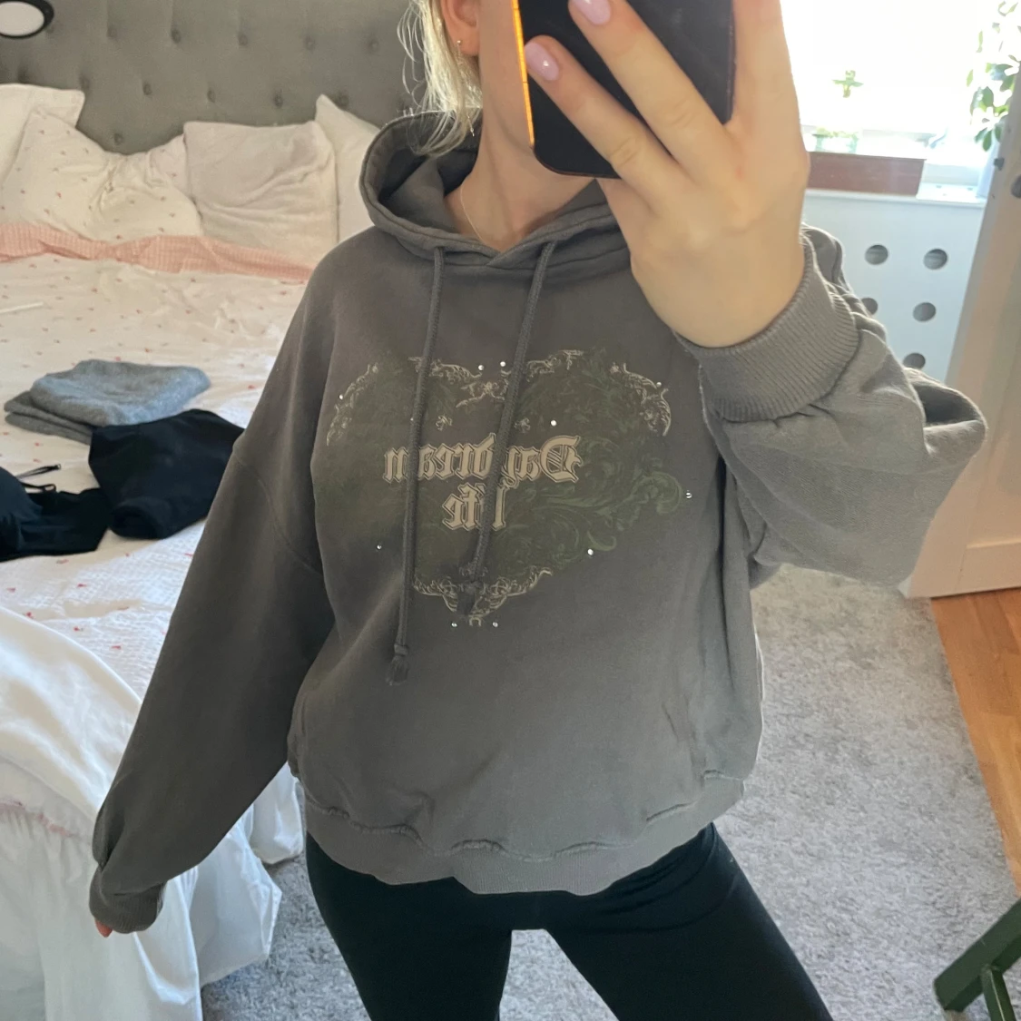 Grå hoodie med tryck och snörning