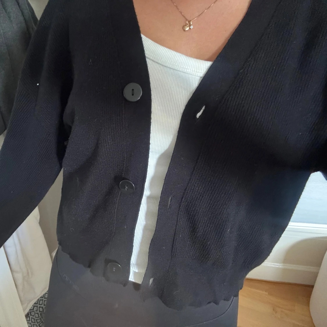 Svart croppad kofta med knappar - 2