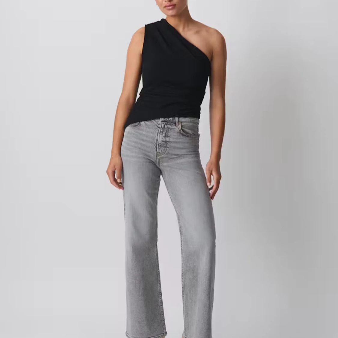 Svart oneshoulder topp från Gina Tricot - 2