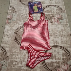 Rödvit randig bikini från Seyda - Säljer en bikini från Seyda med rödvita ränder. Överdelen är en tankini med smala axelband och underdelen är klassiska bikinitrosor. Snygg och ungdomlig look, perfekt för stranden. Materialet är mjukt och stretchigt syntet.