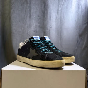 Svarta golden goose skor - Svarta sneakers från Golden Goose i mycket bra skick. Storlek 41 men passar 42. Nypris 6200kr. Vid fler frågor, skriv gärna privat // AR