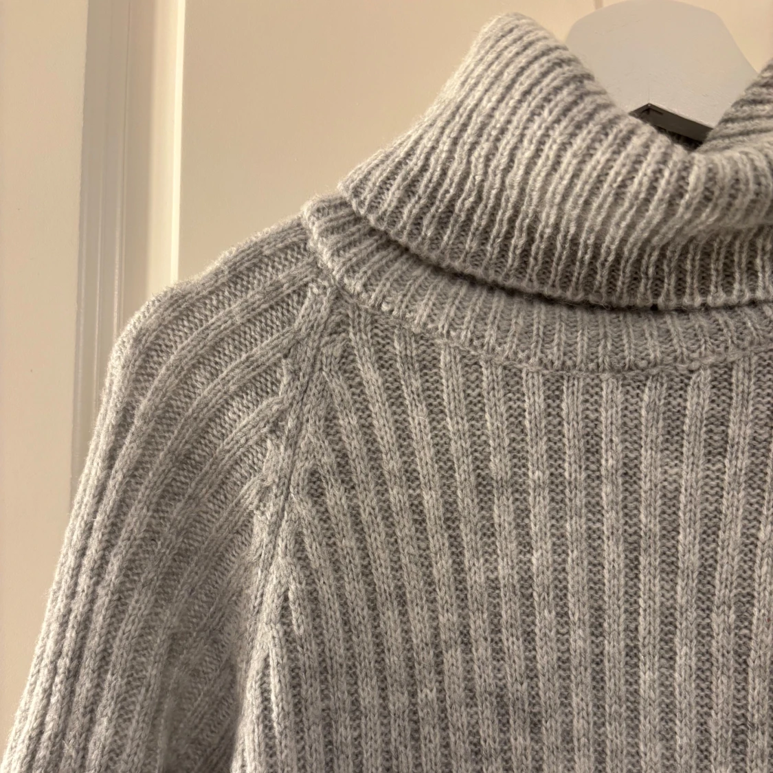 Grå ribbstickad poloklänning Hailys - 2