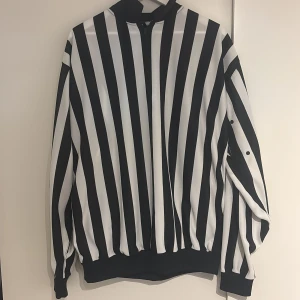 Domartröja hockey helt ny - Säljer en nästan ny Domartröja från ccm, den är precis som ny och har använts fåtal gånger. Ny pris 1100