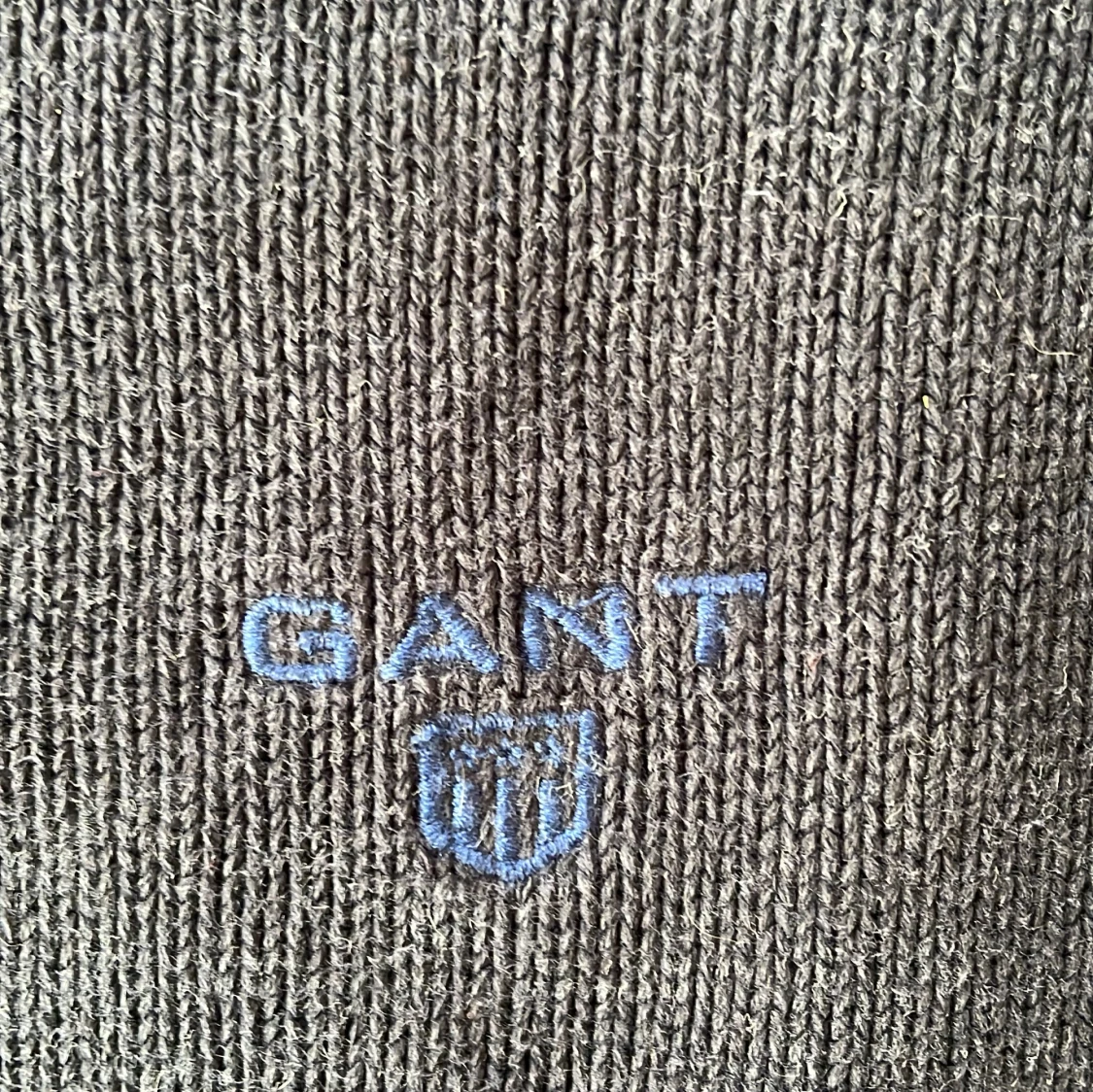 Mörkblå stickad tröja från GANT - 1