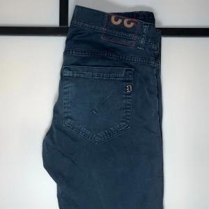 Dondup jeans - Jeans med smal passform och snygga detaljer på bakfickan. Byxorna har raka ben och är tillverkade i ett mjukt bomullsmaterial. Perfekta för dig som gillar en clean och stilren look med lite edge.