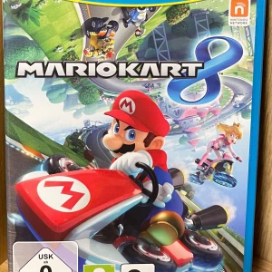 Mario Kart 8 (Wii U) - Mario Kart 8 till Wii U i mycket fint skick, komplett med originalfodral, manual och skiva. Upplev fartfyllda race med klassiska Nintendo-karaktärer och banor. Stöd för upp till 12 spelare online. Perfekt för familj och vänner!