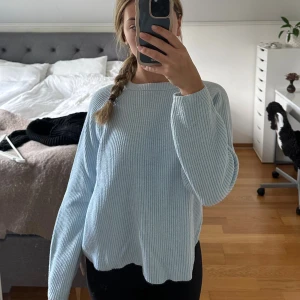 Ljusblå stickad tröja  - Supermysig ljusblå stickad tröja i mycket bra skick. 