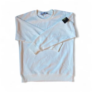 VIT STONE ISLAND  - Stone Island Sweatshirt - Skick 9/10 (nyskick) - Lappen är avklippt så jag kan inte garantera att den är riktig - Pris kan absolut diskuteras och är inte fast - Aldrig använd - Skriv om du har några frågor eller undrar något! //Arvid