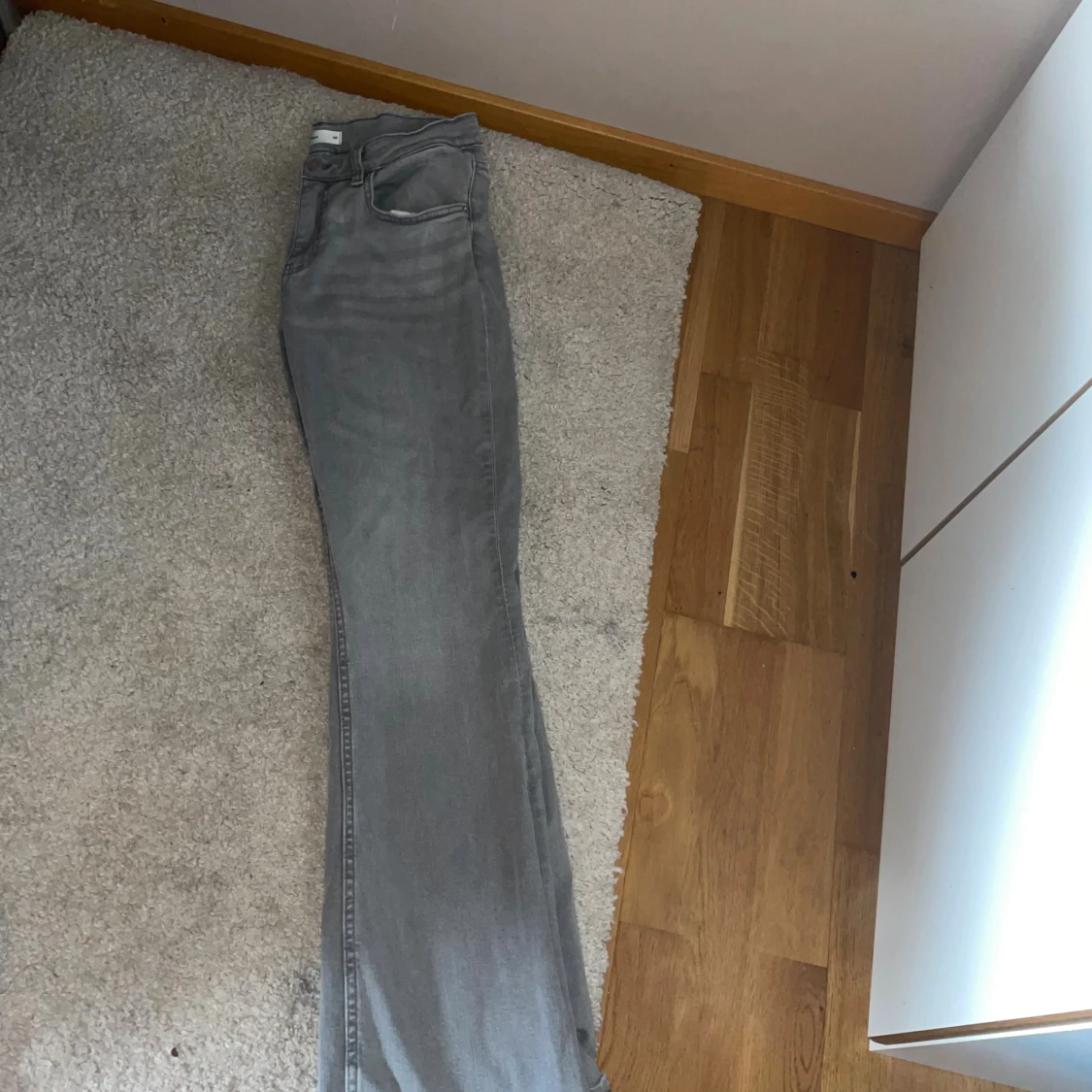 Grå bootcut jeans  - 2