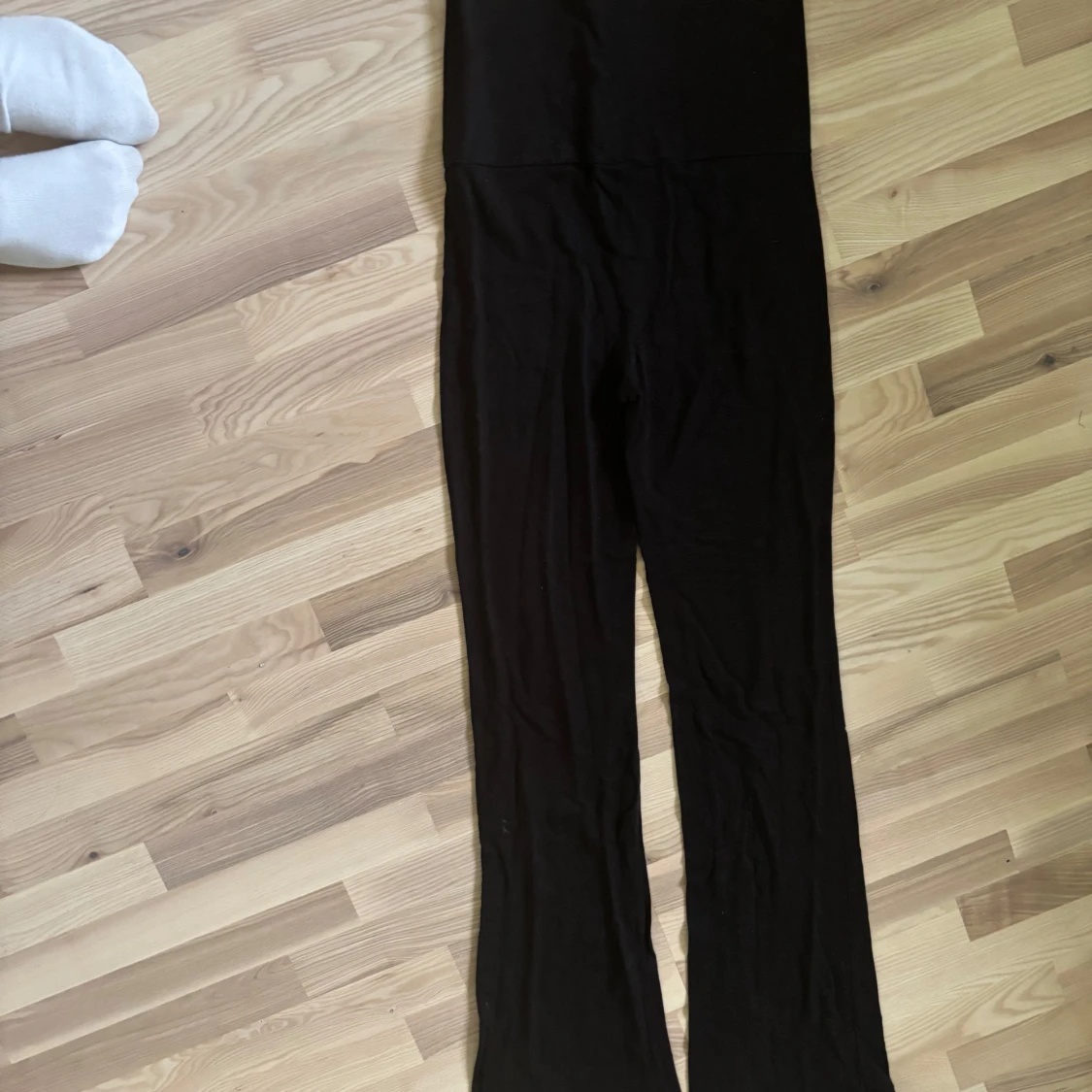 Svarta bootcut byxor från Gina Tricot - 1