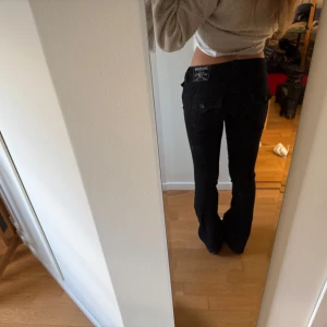 Low waist true religion - Säljer mina low waist svarta true religion jeans. Tvättade en gång, använda under 10 ggr. Köpta från carlings. Super fin passform. Låga. 💕💕💕