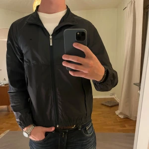 J.Lindeberg jacka svart  - Säljer denna sjukt snygga jackan från J.Lindeberg⭐️ Färgen är svart och storleken är S✅ Den har inga defekter och skicket är utomordentligt🙌🤝 Sjukt najs passform och passar perfekt till hösten🍁🙌 Tveka inte på att höra av er dig vid minsta fråga eller fundering😊