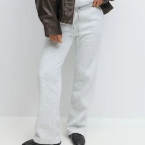 Grå mjukisbyxor med snörning - Snygga ljusgrå mjukisbyxor med raka ben och snörning i midjan. Byxorna har en relaxed fit. Använda ett fåtal gånger 💕