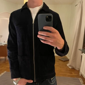 Svart Overshirt med dragkedja A Days March  - Säljer denna sjukt snygga Overshirten från A Days March⭐️ Färgen är svart och storleken är S✅ Den har inga defekter och skicket är utomordentligt🙌🤝 Sjukt najs passform och passar perfekt till hösten🍁🙌 Tveka inte på att höra av er dig vid minsta fråga eller fundering😊