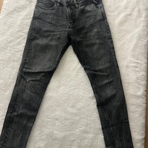 Replay svarta jeans, waist 29/30 - Svarta jeans från Replay i klassisk femficksmodell. Jeansen har en något tvättad look med diskreta slitningar och raka ben. Materialet är jeans och passformen är normal. Perfekta för dig som gillar en stilren och enkel vibe.