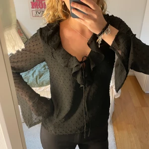 Svart blus - Använd fåtal gånger, fint skick!! (Lånade bilder)