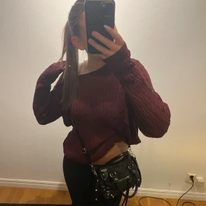 Vinröd stickad tröja  - Säljer en mysig mörkröd stickad tröja från Basic by you. Tröjan har ett klassiskt flätmönster och rund halsringning. Perfekt för kyliga dagar. Passar bra till både jeans och kjol. Skriv vid frågor💗